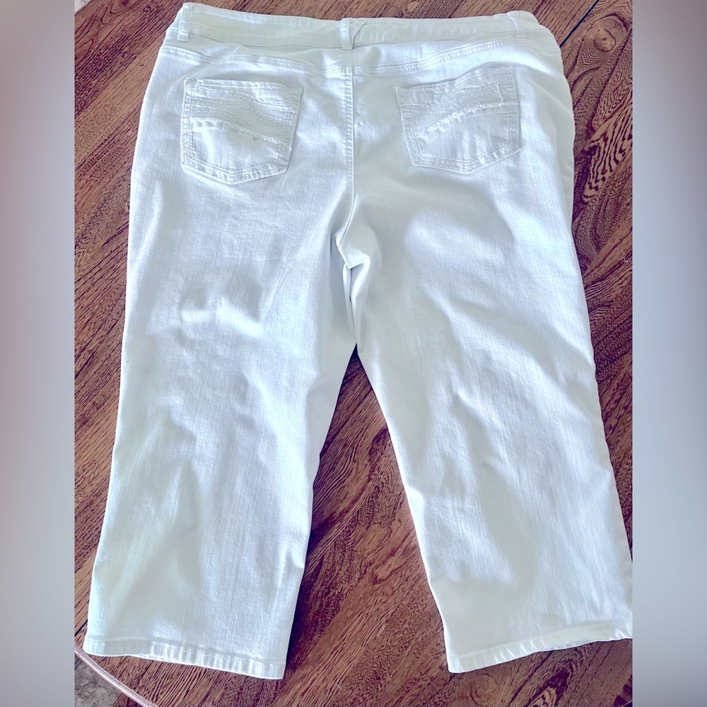 Maurice’s White Jean Capri 24w